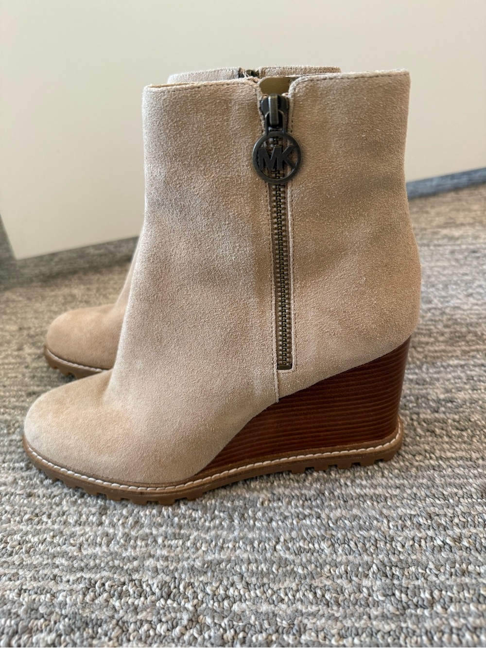 Michael Kors Evelyn Wedge Ankle Boots Beige Suede Leather Lug Sole Women’s 8M - Picture 2 of 6